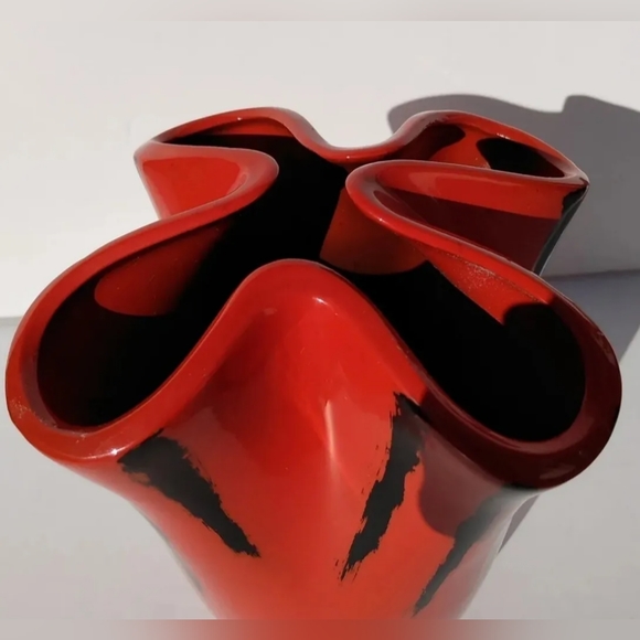Vintage STRIKING SCARLET RED pinched vase art pottery ruffle ceramic black MCM - Picture 5 of 8